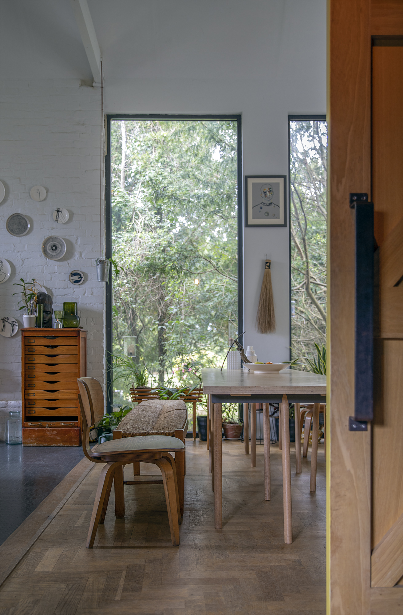 Photography piece showing a light and airy shot of an interior.