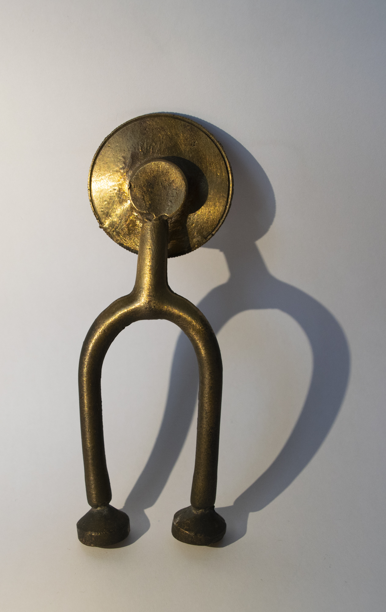 BA Fine Art work by Freya Parfitt showing a bronze cast, similar in shape to a stethoscope but shorter and featuring funnels instead of earpieces.
