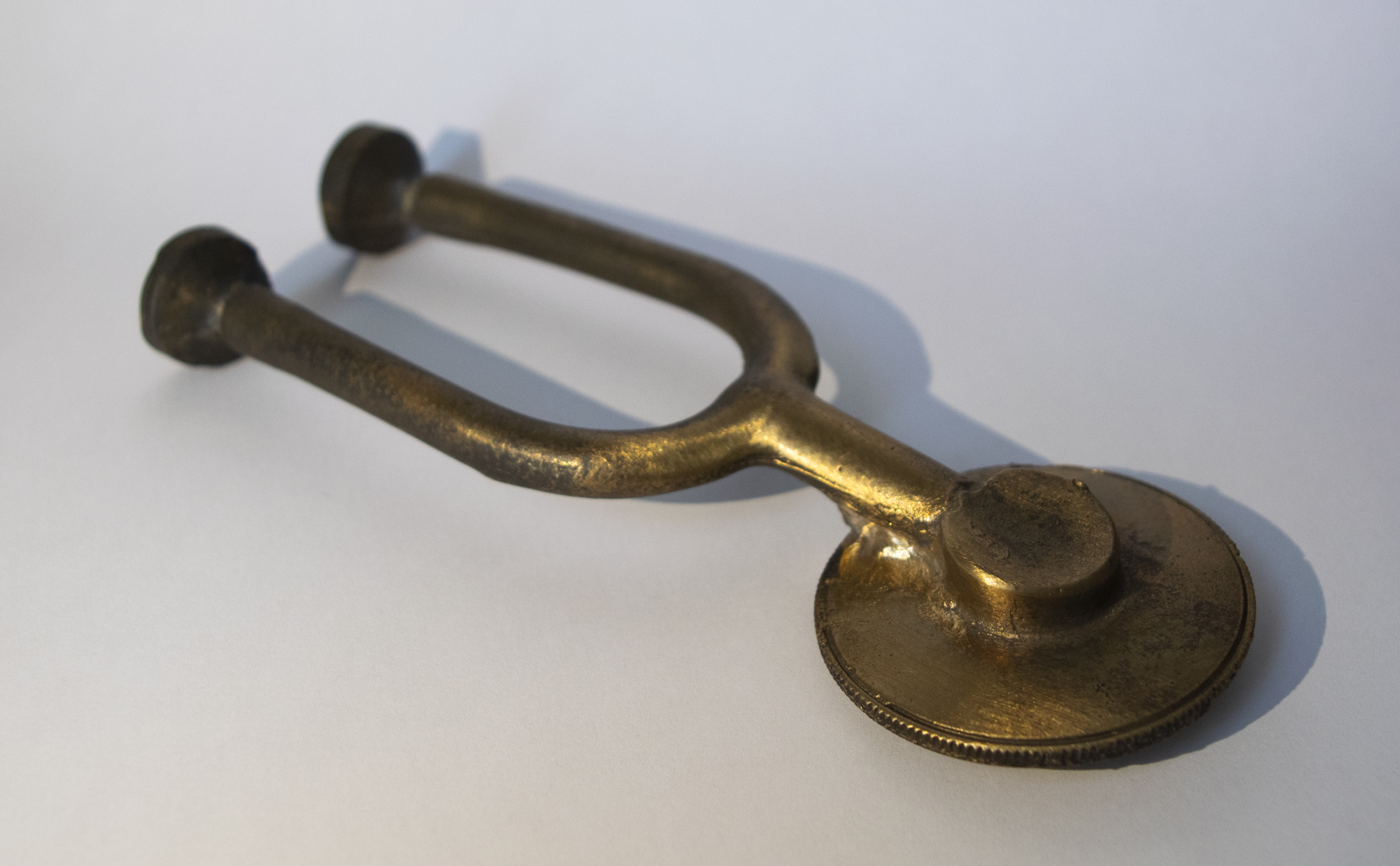 BA Fine Art work by Freya Parfitt showing a bronze cast, similar in shape to a stethoscope but shorter and featuring funnels instead of earpieces.