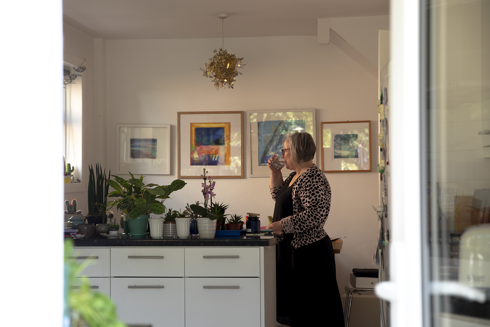 This image by BA Photography Student, Isabella Lamorna, shows her Mum inside their house, showing a soft and neutral palette.